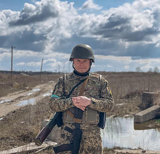 В податковій повідомляють, якщо фізична особа – платник податків змінює протягом року місце проживання, то вона повинна повідомити про зміну своєї податкової адреси територіальний орган ДПС за новим місцем проживання. Нагадуємо, що відповідно до пункту 70.7 статті 70 Податкового Кодексу України, фізичні особи - платники податків зобов’язані подавати контролюючим органам відомості про зміну своїх даних, зокрема, у разі зміни місця податкової адреси (прописки). Ці зміни вносяться до облікової картки протягом місяця з дня їх виникнення шляхом подання відповідної заяви за формою та у порядку, визначеними центральним органом виконавчої влади, що забезпечує формування та реалізує державну фінансову політику. Внесення змін до Державного реєстру фізичних осіб – платників податків визначено Положенням про реєстрацію фізичних осіб у Державному реєстрі фізичних осіб – платників податків, затвердженим наказом Міністерства фінансів України від 29.09.2017 №822 (далі – Положення). Відповідно до розділу ІX Положення, фізичні особи - платники податків зобов'язані подавати контролюючим органам відомості про зміну даних, які вносяться до облікової картки, протягом місяця з дня виникнення таких змін шляхом подання Заяви за формою № 5ДР особисто або через законного представника чи уповноважену особу до контролюючого органу за місцем постійного проживання, у разі зміни місця проживання - до контролюючого органу за новим місцем проживання. Фізичні особи, які тимчасово перебувають за межами населеного пункту постійного проживання, подають Заяву за формою № 5ДР до будь-якого контролюючого органу. Для заповнення Заяви використовуються дані документа, що посвідчує особу, та інших документів, які підтверджують зміни таких даних. Внесення змін до Державного реєстру фізичних осіб – платників податків (далі – Державного реєстру) здійснюється протягом трьох робочих днів від дня подання фізичною особою Заяви за формою № 5ДР до контролюючого органу за своєю податковою адресою (місцем проживання). У разі звернення до будь-якого контролюючого органу строк внесення змін до Державного реєстру може бути продовжено до п’яти робочих днів. У разі виявлення недостовірних даних або помилок у поданій Заяві за формою № 5ДР фізичній особі може бути відмовлено у внесенні змін та/або видачі документа, що засвідчує реєстрацію у Державному реєстрі. У Заяві за формою № 5ДР в обов’язковому порядку зазначається реєстраційний номер облікової картки платника податків. Додатково повідомляємо, що надати Заяву за формою №5ДР можна за допомогою електронного сервісу «Електронний кабінет платника» з використанням електронного цифрового підпису фізичної особи. Вхід до Електронного кабінету платника здійснюється за адресою: http://cabinet.tax.gov.ua, а також через офіційний веб-портал ДПС.  За материалами ДПС України